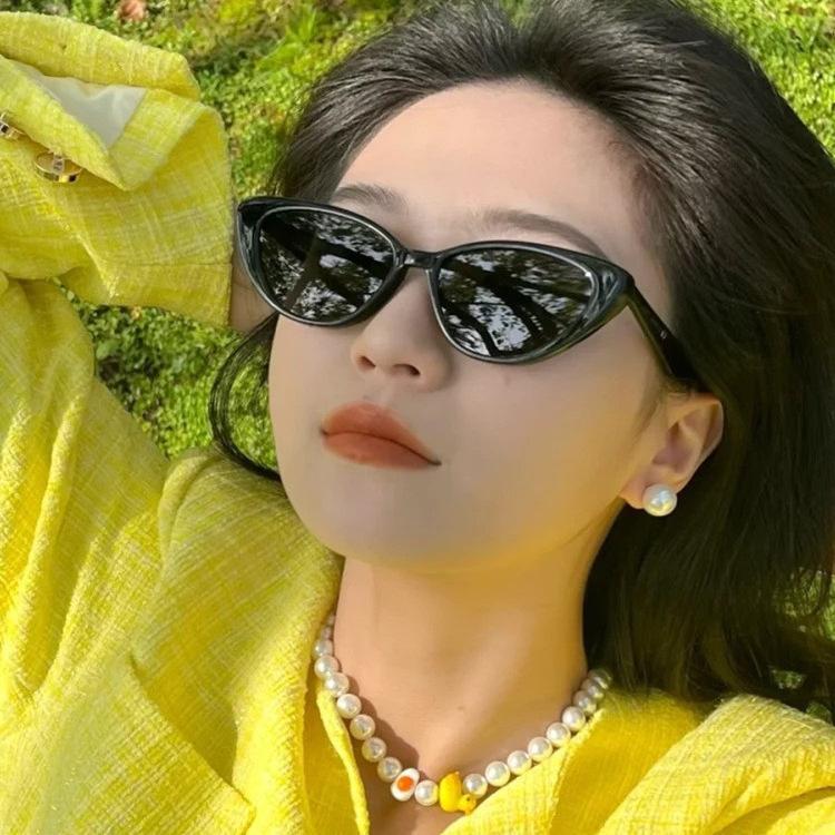 Retro Trekantet Cat Eye Lite Solbriller Dame High-End Følelse Svart Liten Innfatning Solbeskyttelse Form Foto Solbriller