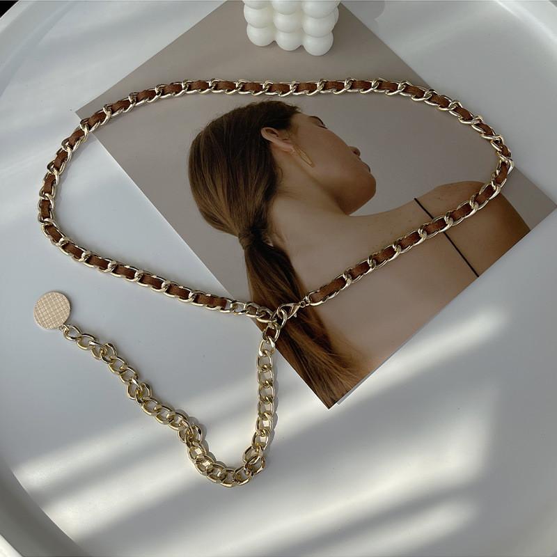 Chaîne de taille chic pour femme avec des maillons métalliques stylés, parfaite pour les tenues d'été et les robes