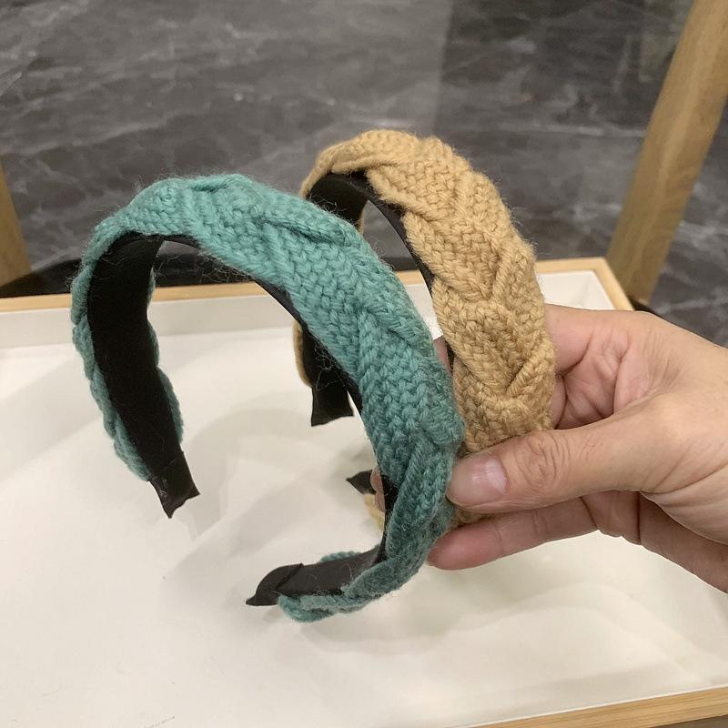 Autumn/Winter French Retro Knit Headband - Solid Color Wool Braid Hair Clip, Korean Style Trendy.