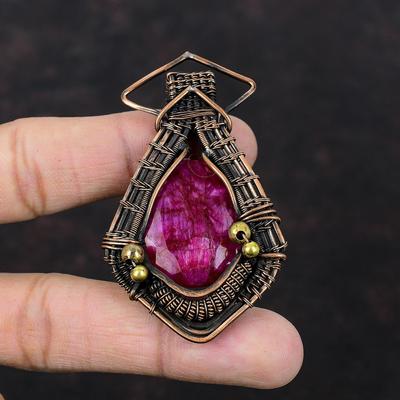 Pendentif Rubis du Cachemire Facetté Pendentif Enveloppé de Fil de Cuivre Bijoux en Cuivre Faits Main Pendentif Élégant Enveloppement de Fil Bijoux en Pierre Gemme Pendentif Pour Cadeau