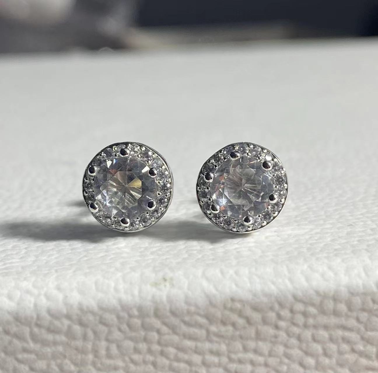 

Super flash full diamond inlaid zircon cochlear nails titanium steel flat bottom screws buckle earbone nails versatile earrings белый