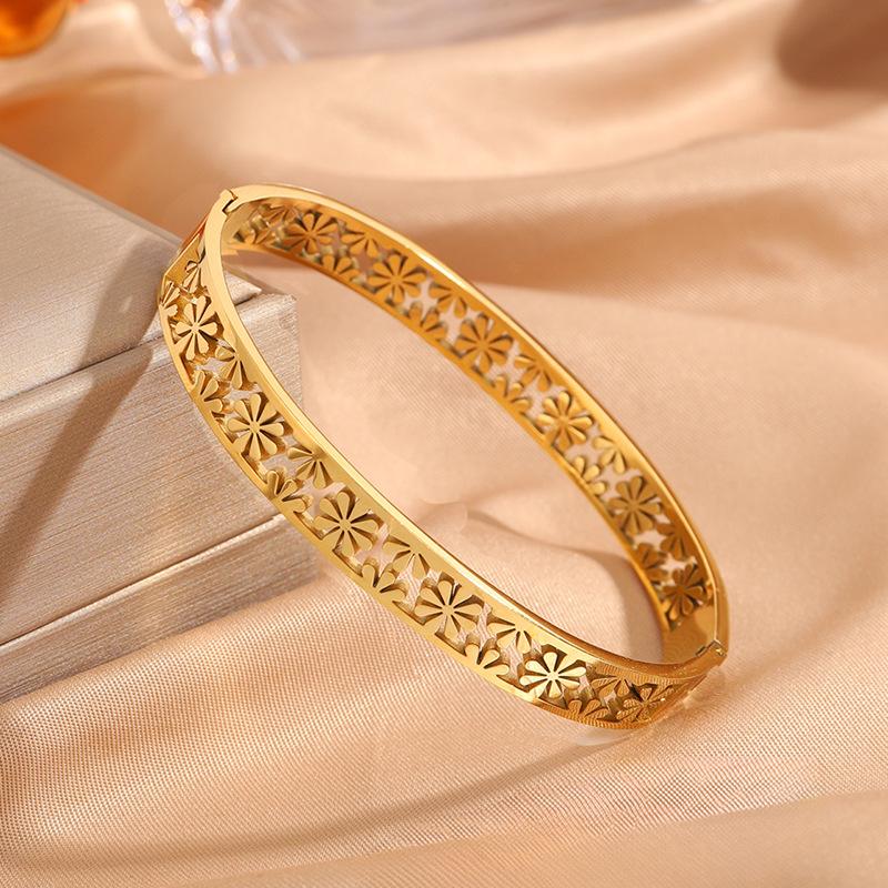 Female Daisy Titanium Steel  Simple Design Hollow Petal Temperament Versatile  Jewelry 