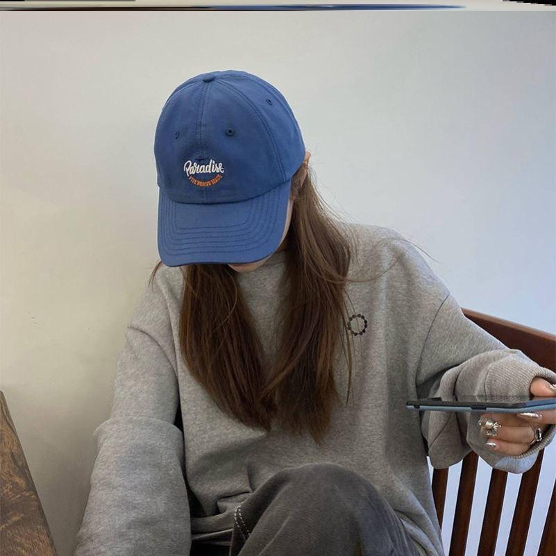 

American retro English three-dimensional embroidery baseball hat for men and women, versatile sunshade, sunscreen, showing face, little couple cap Adult average size червоний