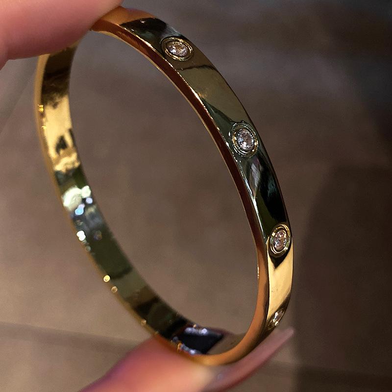 A Niche High-end Copper Micro Inlaid Zircon Bracelet for Female Couples, with a Plain Circle and Shiny Bracelet