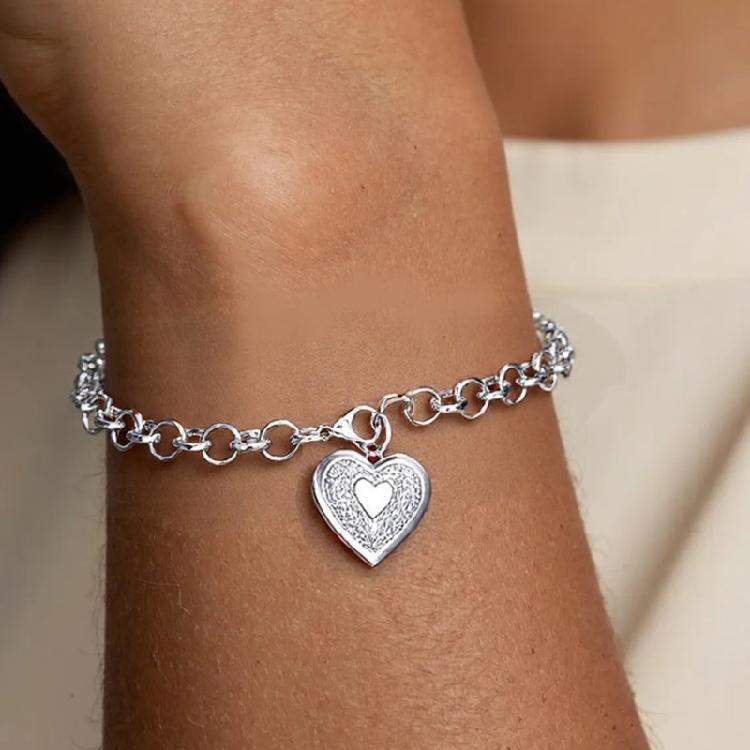 Charm Heart Shaped Frame Bracelet Photo Frame Pendant Bracelet Women Fashion and Wedding Jewelry for Various Occasion