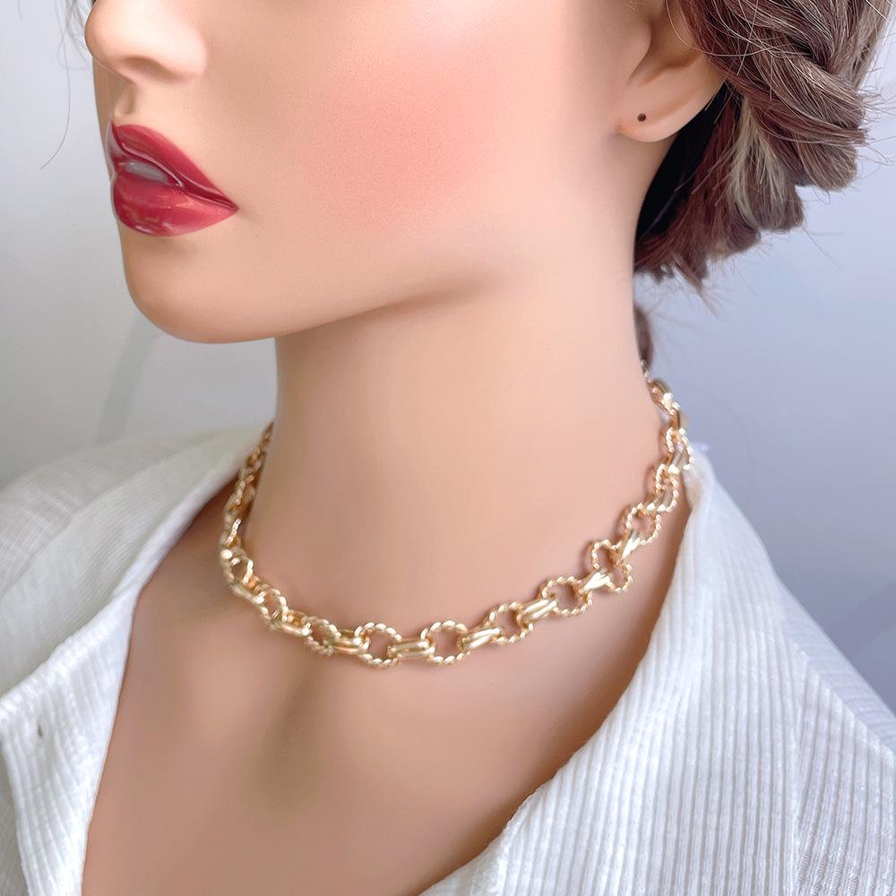 

Trendy European-American Statement Chain Necklace for Women - High-end, Versatile Clavicle Jewelry золотой