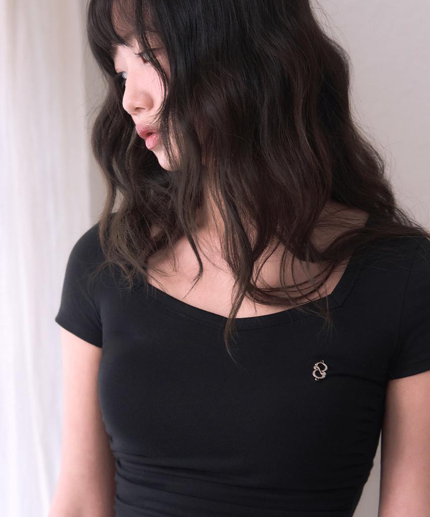 Leijeumiya Margaret Slim Crop T-Shirt [Black]