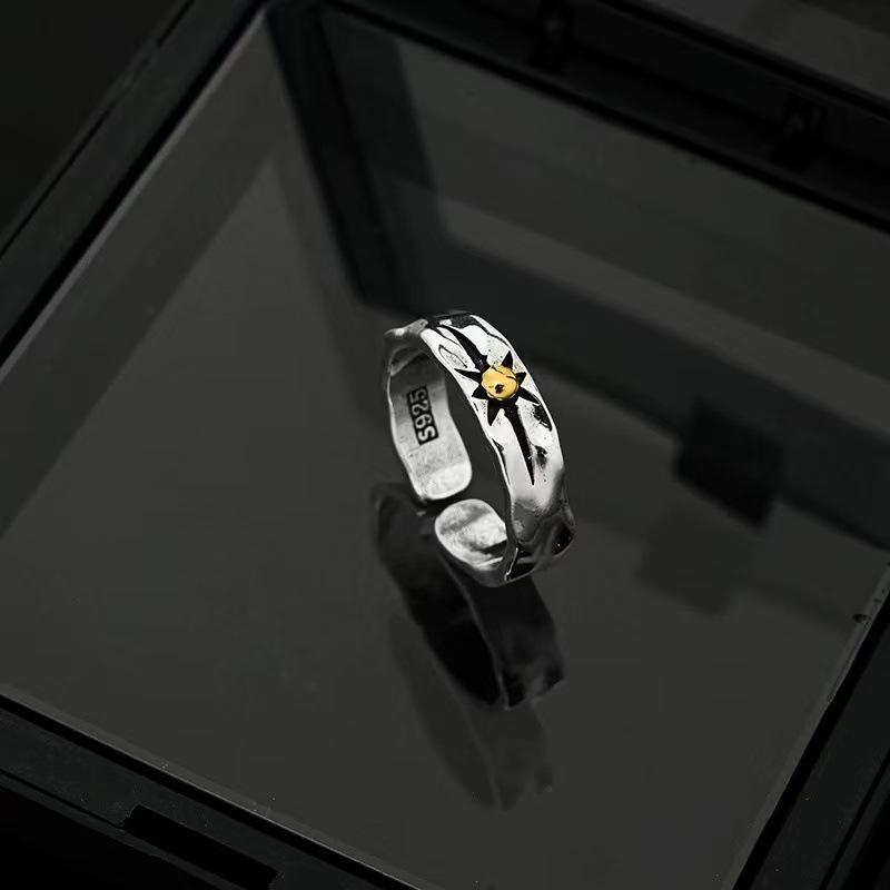 Minimalist Möbius Strip Ring for Men, Trendy High-End Feel, Index Finger Couple Rings for Women, Niche Design, Titanium Steel, Non-Fading