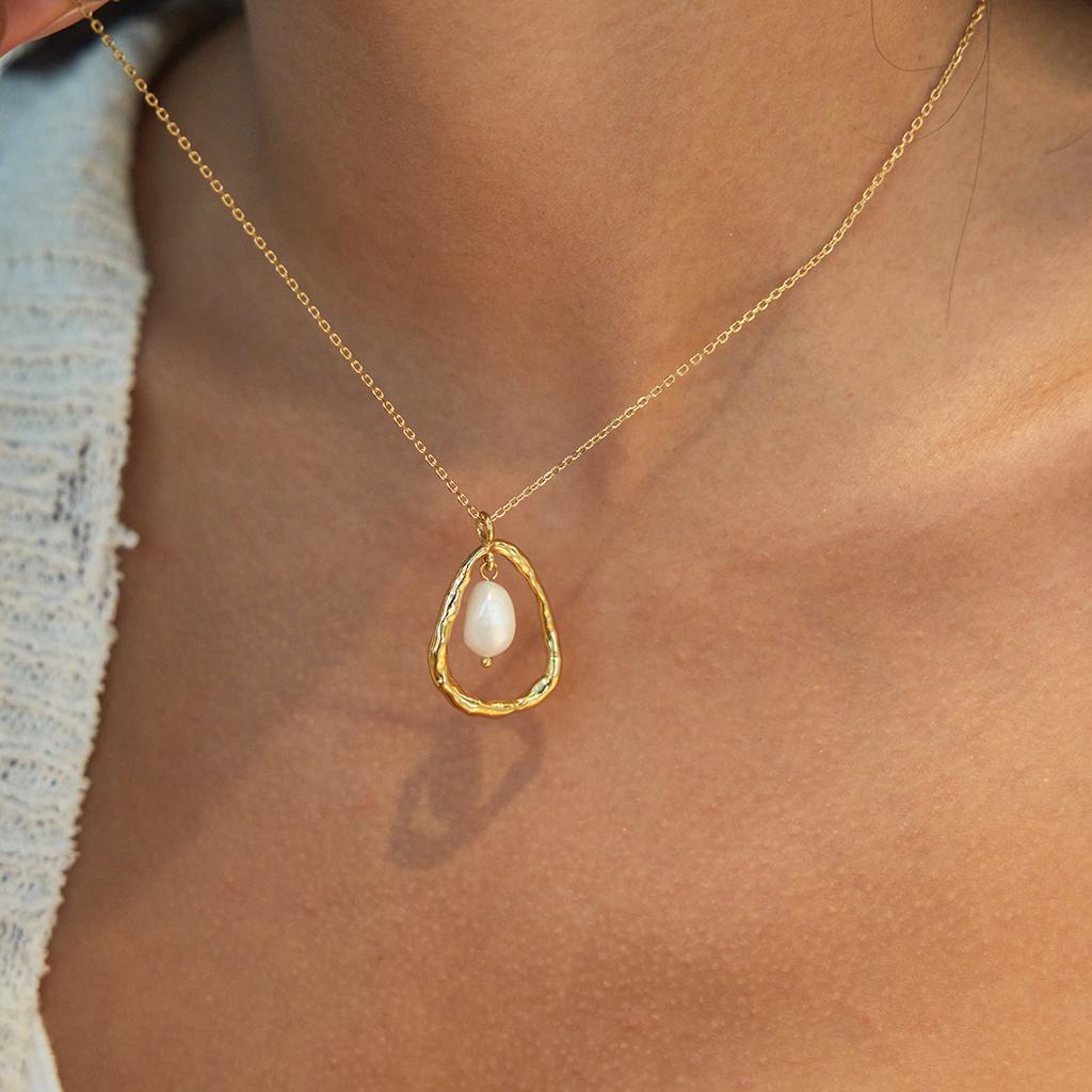 Youthway Elegant Freshwater Pearl Pendant Necklace For Women 18K Gold Plated Stainless Steel Necklace Fashion Jewelry Gift