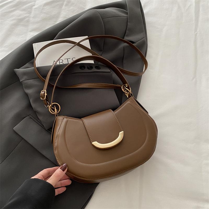 

Женская повседневная сумка-мессенджер Новая женская сумка Простая сумка под мышкой Однотонная Модный нишевый дизайн Сумка тренд 2025 На одно плечо коричневый