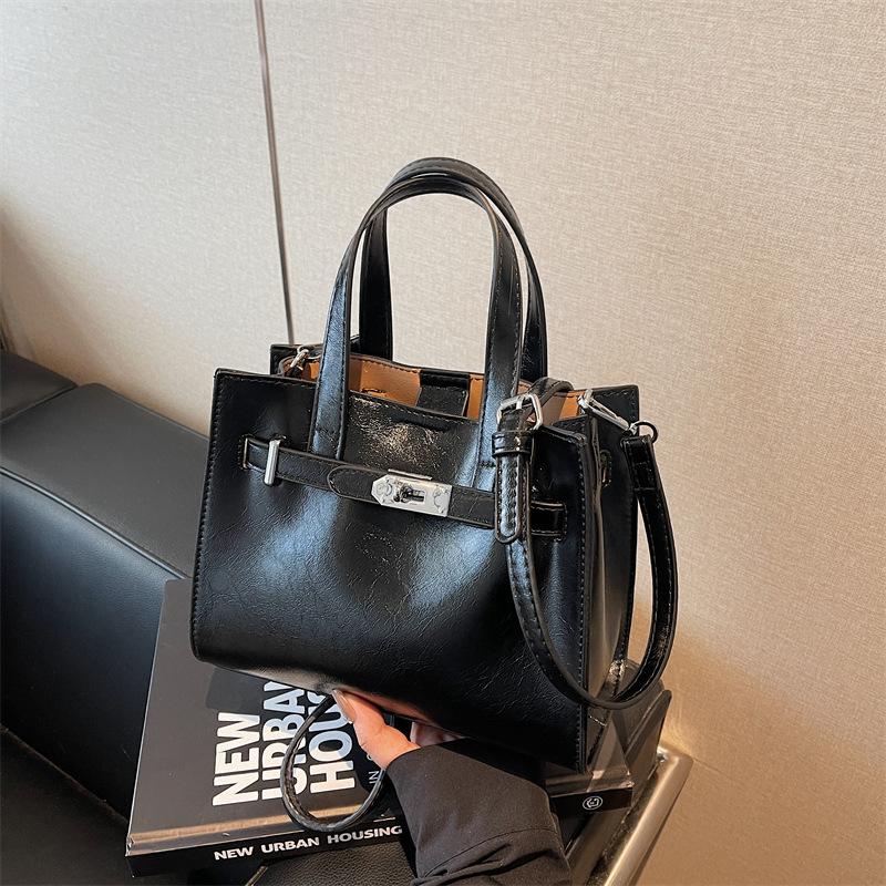 Niche bag women's 2025 new spring and summer versatile shoulder messenger bag popular this year portable leisure bag