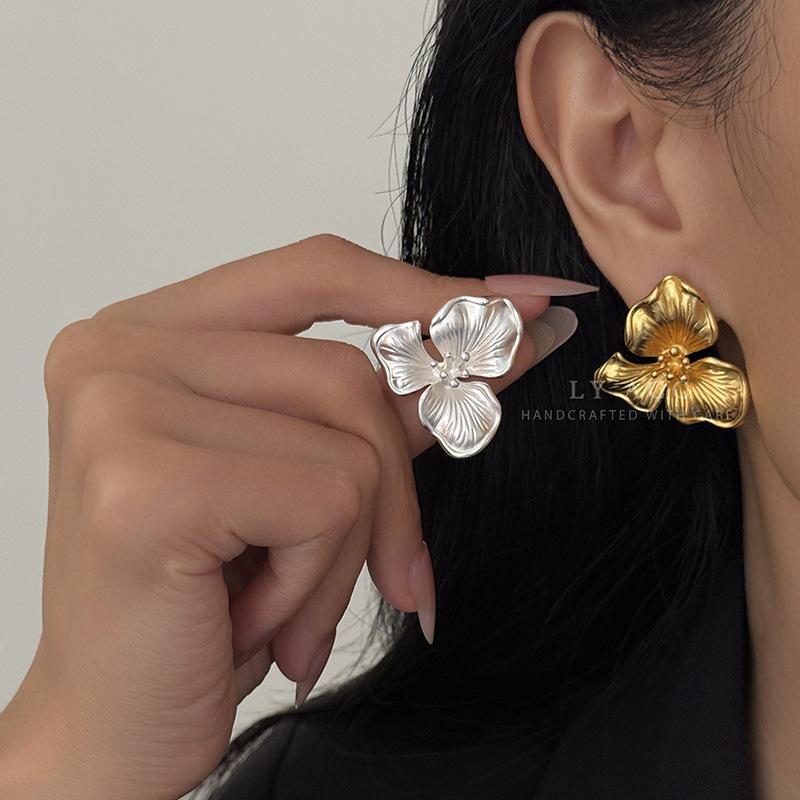 French Natural Romantic Metal Flower Stud Earrings Simple Niche High-end Light Luxury Retro Temperament Earrings
