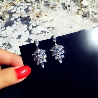 Huitan Neue Mode Brillante Zirkonia Damen Ohrringe Blattform Frisch Mädchen Ohrringe Ästhetischer Luxus Hochzeitsschmuck