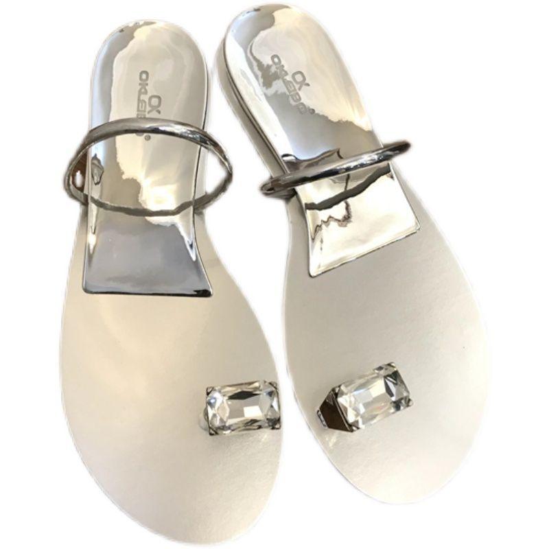 Holubí vejce kamínkové pantofle dámské letní nošení 2025 léto nové stříbrné slovo s plochou podrážkou kryté prsty sandály