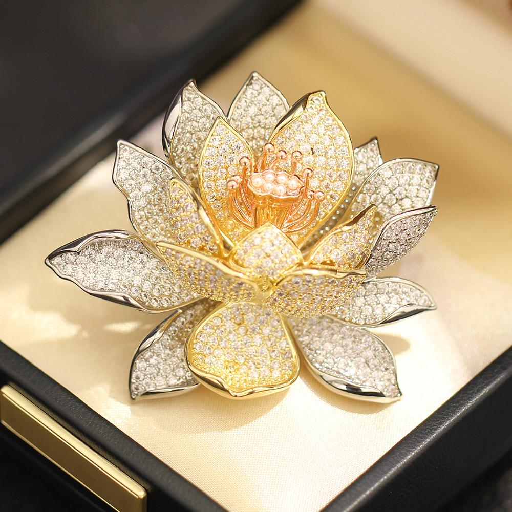 Heavy industry light luxury high-grade three-color gold electroplated lotus brooch elegant atmosphere imitation pearl lotus flower pin accessories
