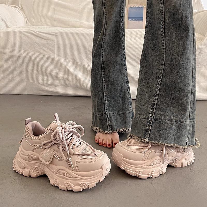 

Showing feet, small platform shoes, women s spring and autumn growth 2025 new popular white casual sports shoes 35 чорний