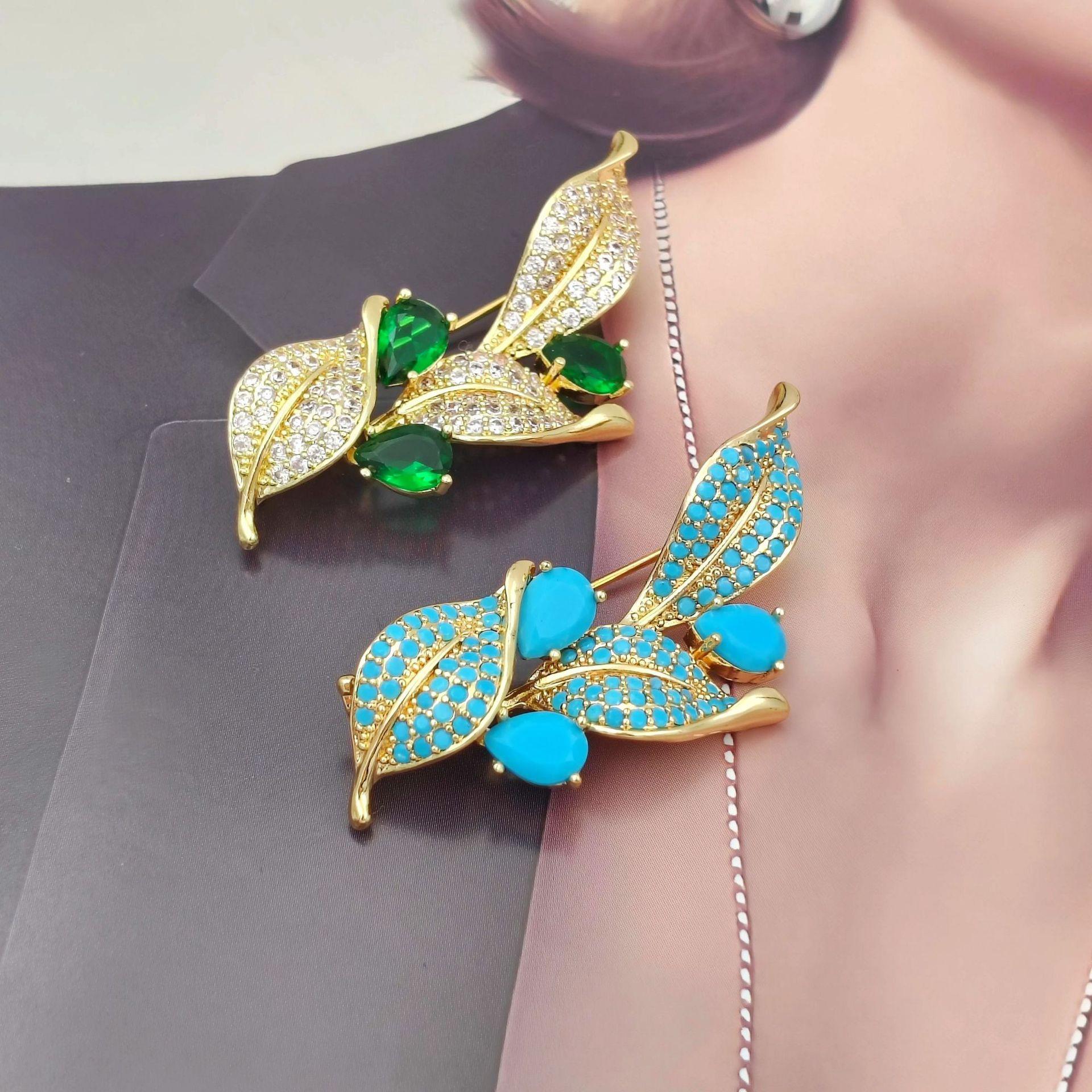Emerald Zirconia Leaf Brooch: Elegant High-End Suit Accessory with Anti-Exposure Design Natural
