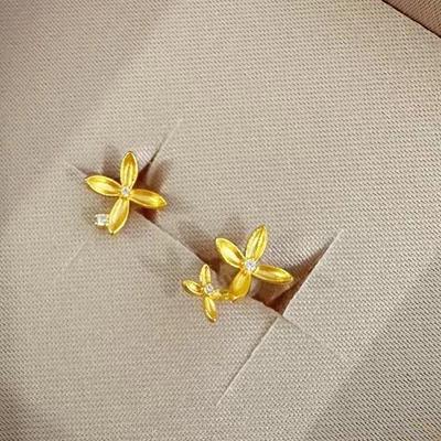 Orecchini a lobo asimmetrici a forma di fiore d'oro con zirconi - Elegante accessorio da donna e regalo.