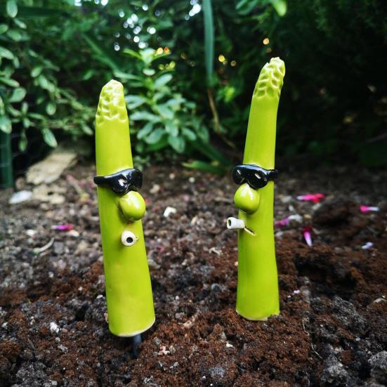 2 Pcs Funny Asparagus Garden Stakes Cute Resin Plants Craft with Funny Face Decorative Yard Art for Outdoor Garden Lawn Decor