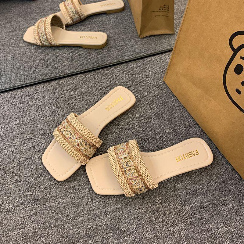 2025 summer Xiaoxiangfeng cool slippers women wear new models showing feet, small soft soles, square head seaside vacation beach shoes