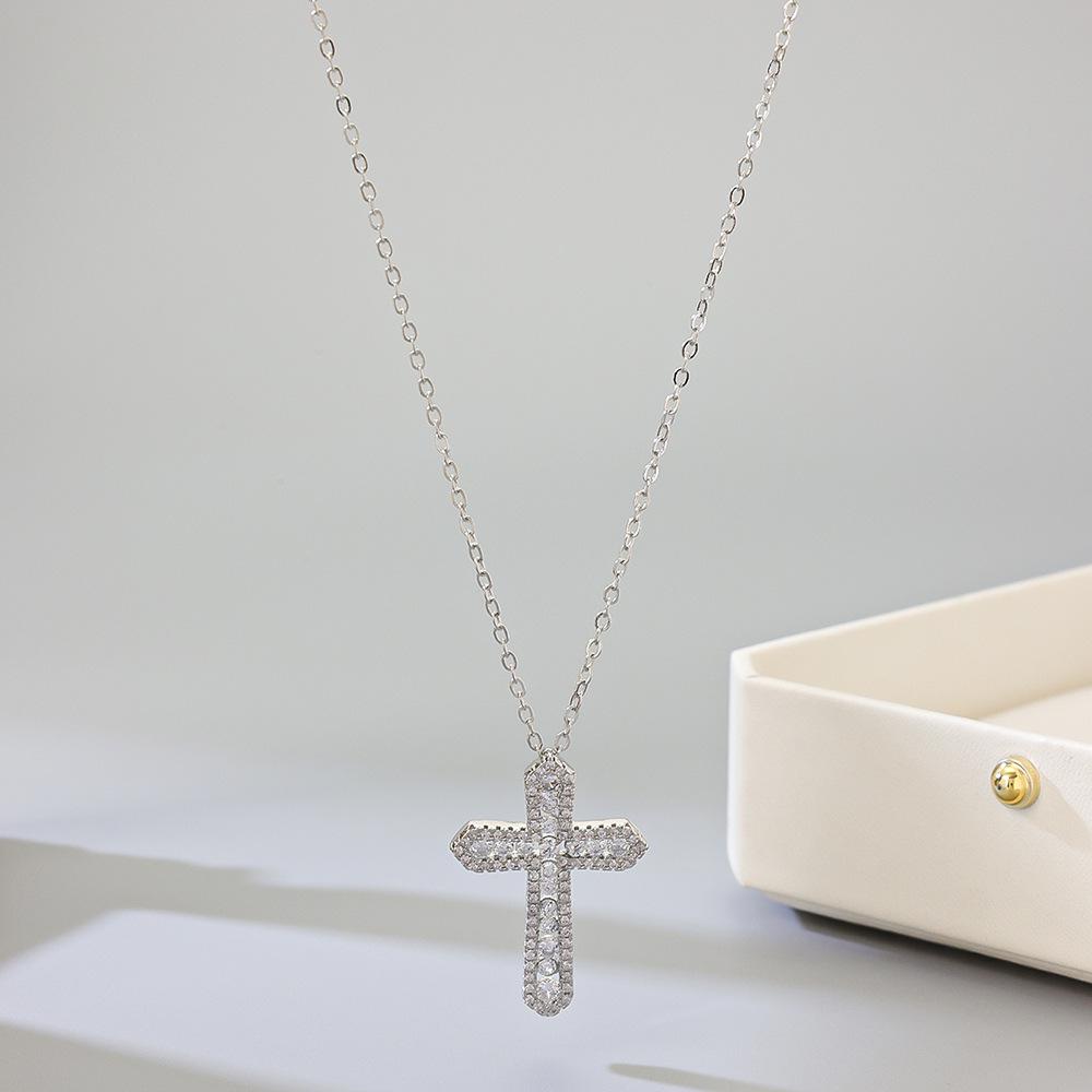 European & American Copper Zircon Cross Necklace - Elegant, Luxurious, Versatile Clavicle Chain.