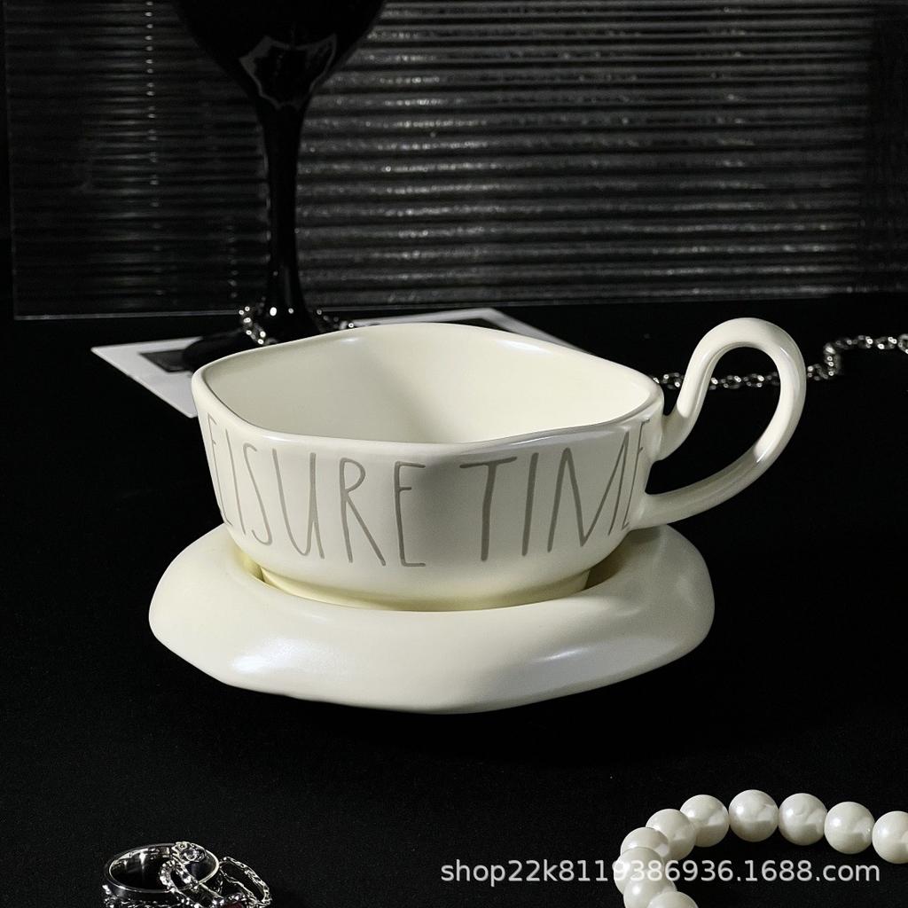 Perleťový perleťový mléčně bílý abecední světelný luxusní retro keramický šálek na kávu s podšálkem závěsné ouško šálek na kávu s podšálkem