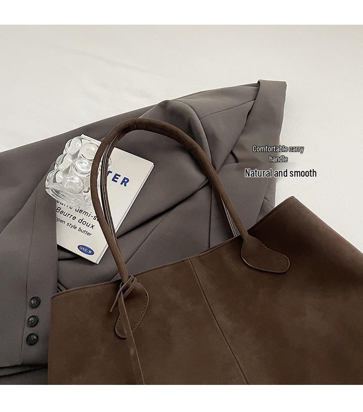 2025 Autumn/Winter Women's Retro Luxury Handbag: Versatile, Large Capacity, Textured Commuter Tote