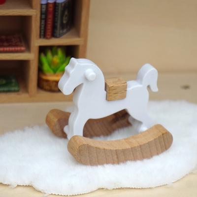 Accessori per la casa delle bambole Cavallo di Troia in legno a dondolo Superficie liscia Anti-crepa Buon dettaglio Foto Prop Casa delle bambole in miniatura Giocattolo per casa delle bambole