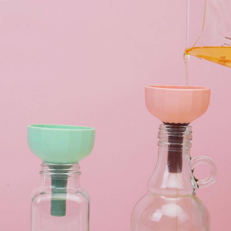 1pc Multifunctional Kitchen Funnel Silicone Portable Condiment Funnel Wine Oil Rice Funnel Tool Spill Filter Kitchen Supplies