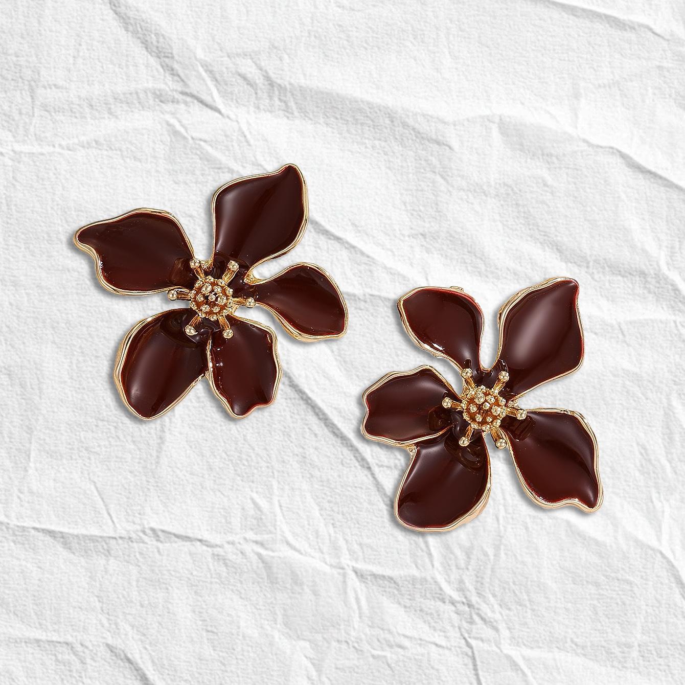 Индивидуальность, многогранный геометрический цветочный стиль, серьги-гвоздики, изысканное ощущение четырех сезонов, цветущие растения, легкая роскошь.