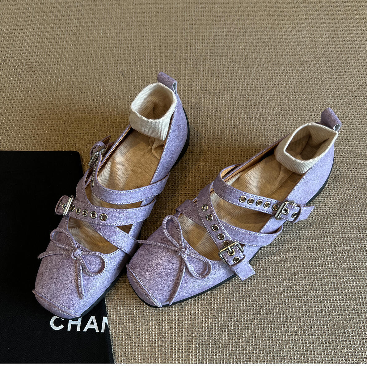 

Версия из овчины 2025 новые туфли Мэри Джейн с носком-пяточком в стиле ретро, балетки с квадратным носком, французские туфли с мелким вырезом и ремешком с пряжкой 40