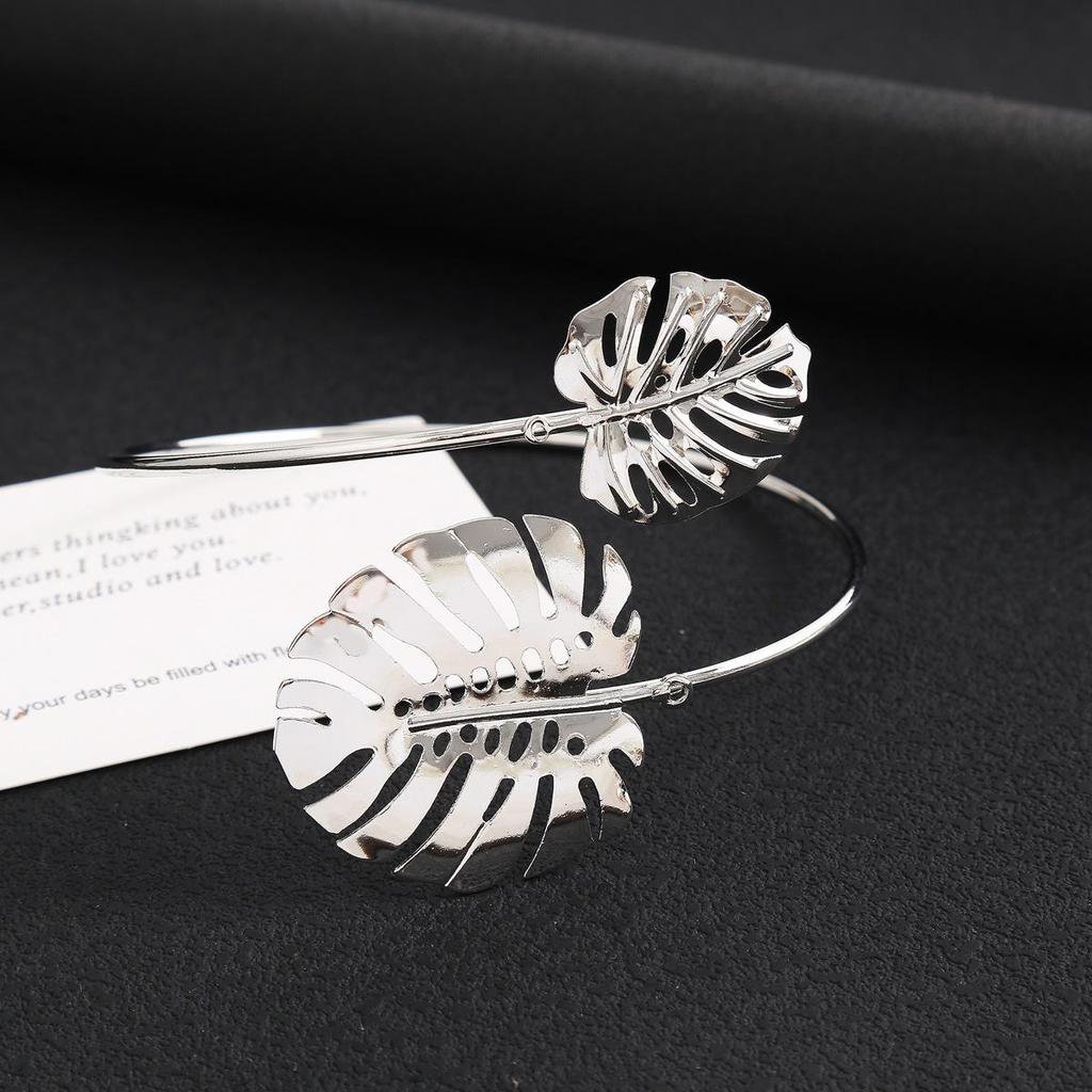 Hollow Leaf Adjustable Metal Bracelet - Simple, Fashionable, Lightweight Jewelry for Women