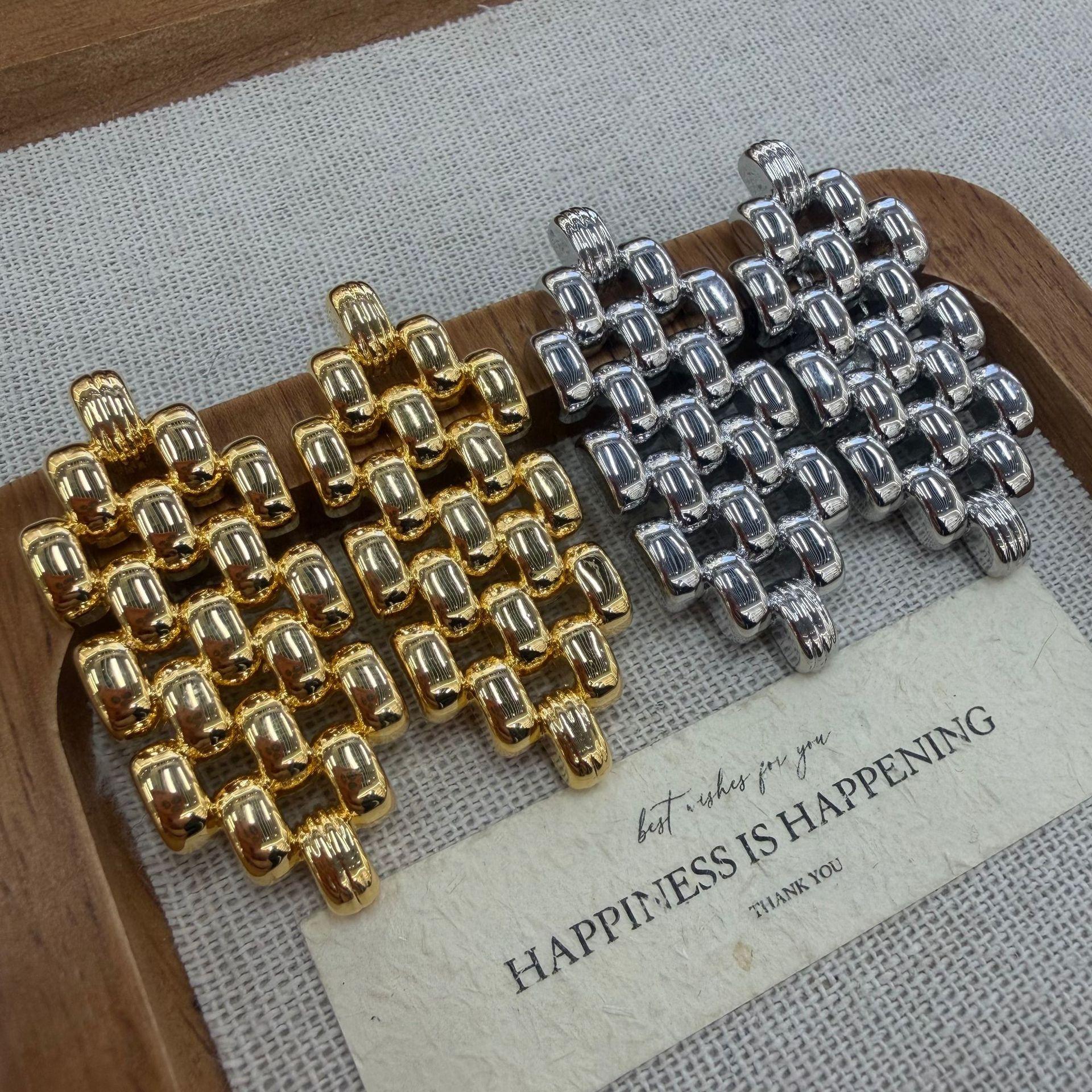 Dong Jie S Same Canjin Chain Earrings, Women S Light Luxury Design, High-End Temperament, Elegant Stud Earrings, Commuter Earrings.