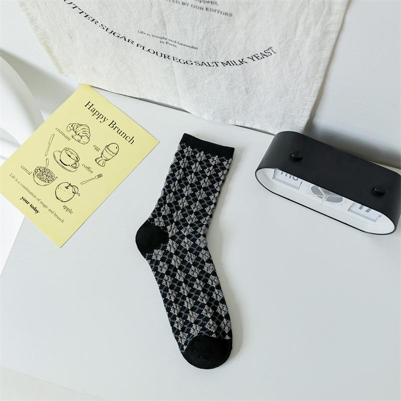 

Socks Women S Retro College Style Women S Socks Autumn And Winter British Rhombus Cotton Socks Japanese Versatile Medium Tube Tide Socks Literary One size fits all чорний