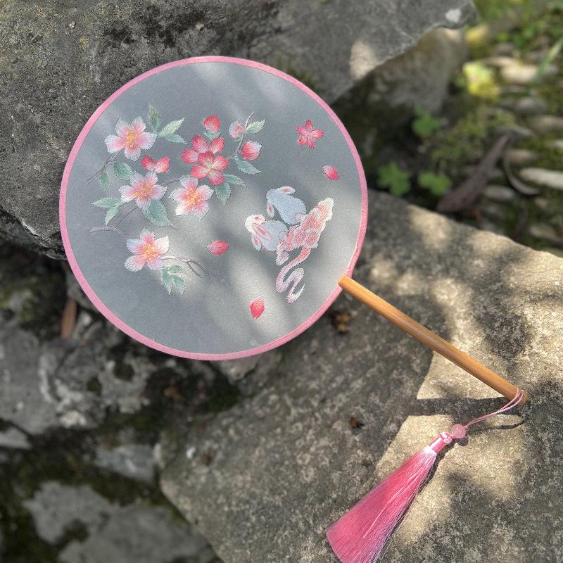 

Двусторонний вышитый круглый веер «Золотой пион» — символ семейной гармонии и благополучия, декор старинного костюма.