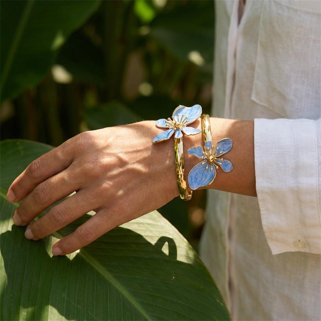 Elegantes Emaille-Blumen-Offenmanschettenarmband für Damen, Metall Goldbeschichtet, Rosa Weiß Blau, Florale Armreifen, Strandparty Urlaubs Schmuck
