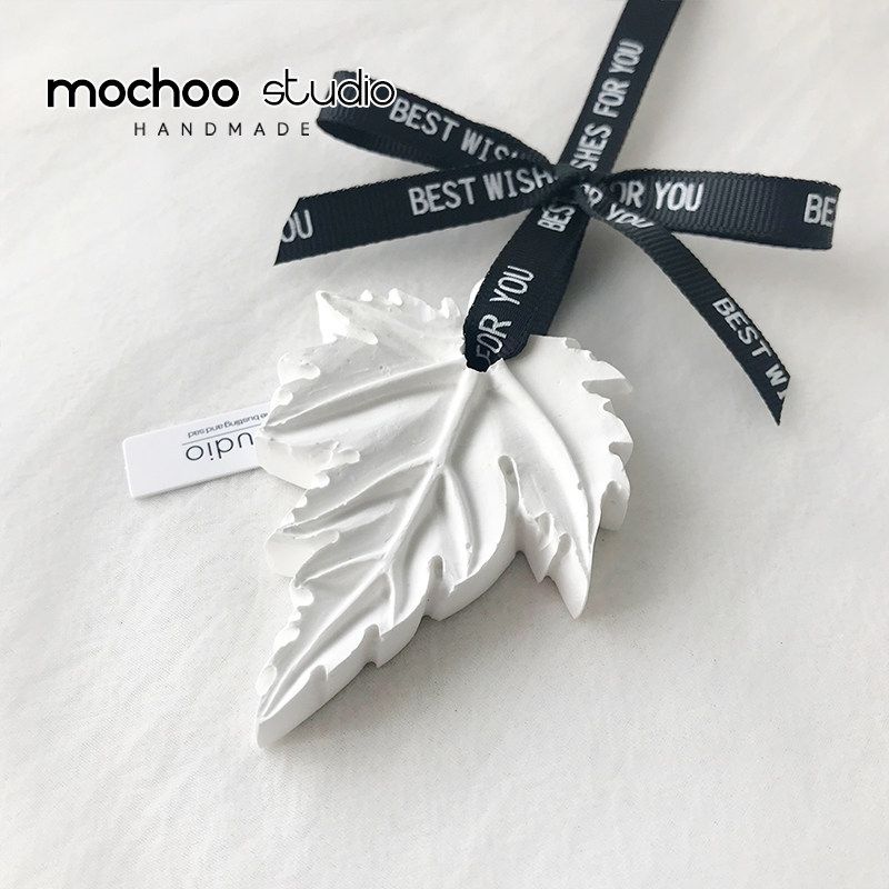 

Maple Leaf Car Fragrance Pendant Rearview Mirror Hangings Fragrant Stone Aromatherapy Gypsum Car Decoration Gift Main Image Color