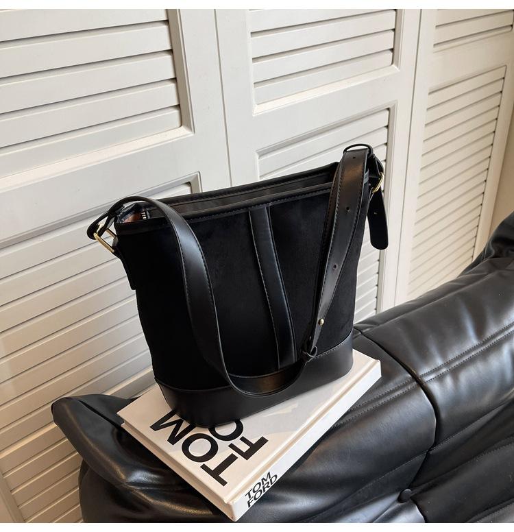 

Ретро популярная большая вместительная сумка-ведро с застежкой-молнией для женщин 2024 года, новая осенняя модная сумка через плечо с косым креплением чёрный