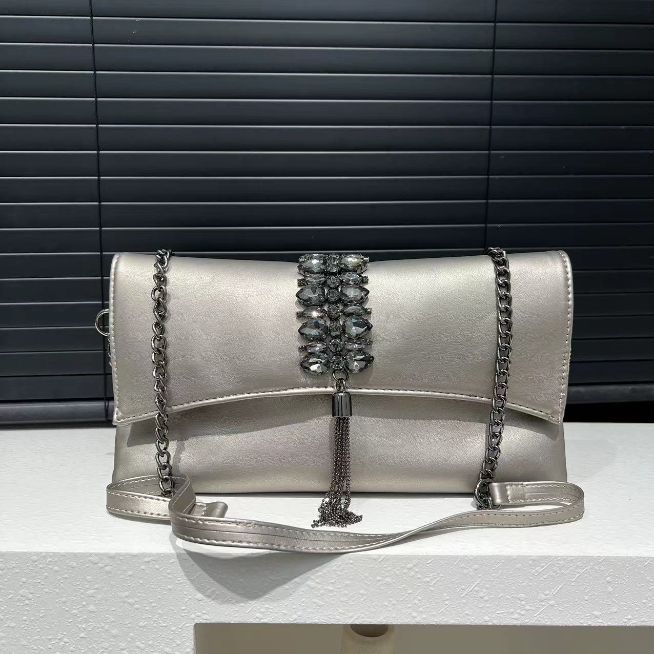 Hot Selling Women s Fashionable European and American Retro Diamond Inlaid Handbag, Japanese and Korean Trendy Shoulder Bag серый