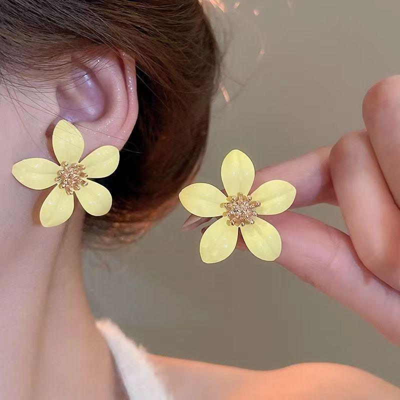 Resort-Style Beaded Stud Earrings: Handmade, Versatile, and Perfect for Spring and Summer with an Exquisite, Elegant Touch.