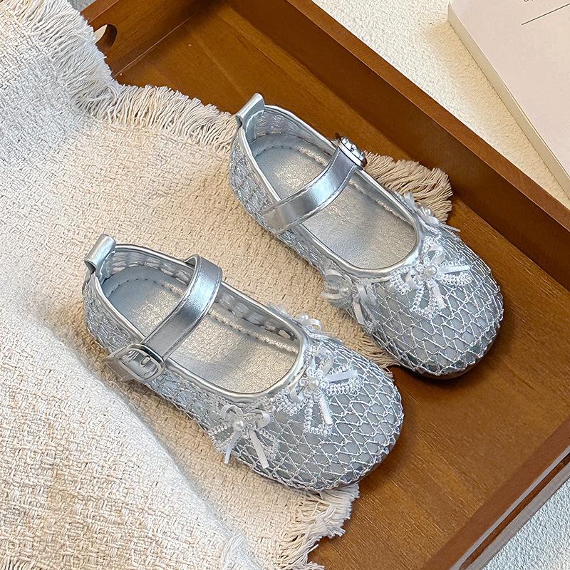 

Girls Mesh Sandals2026Summer Pearl Flower Bow Princess Shoes for Children, Small, Medium, and Large Kids Performance Shoes 29-35Code one hand7Double срібний