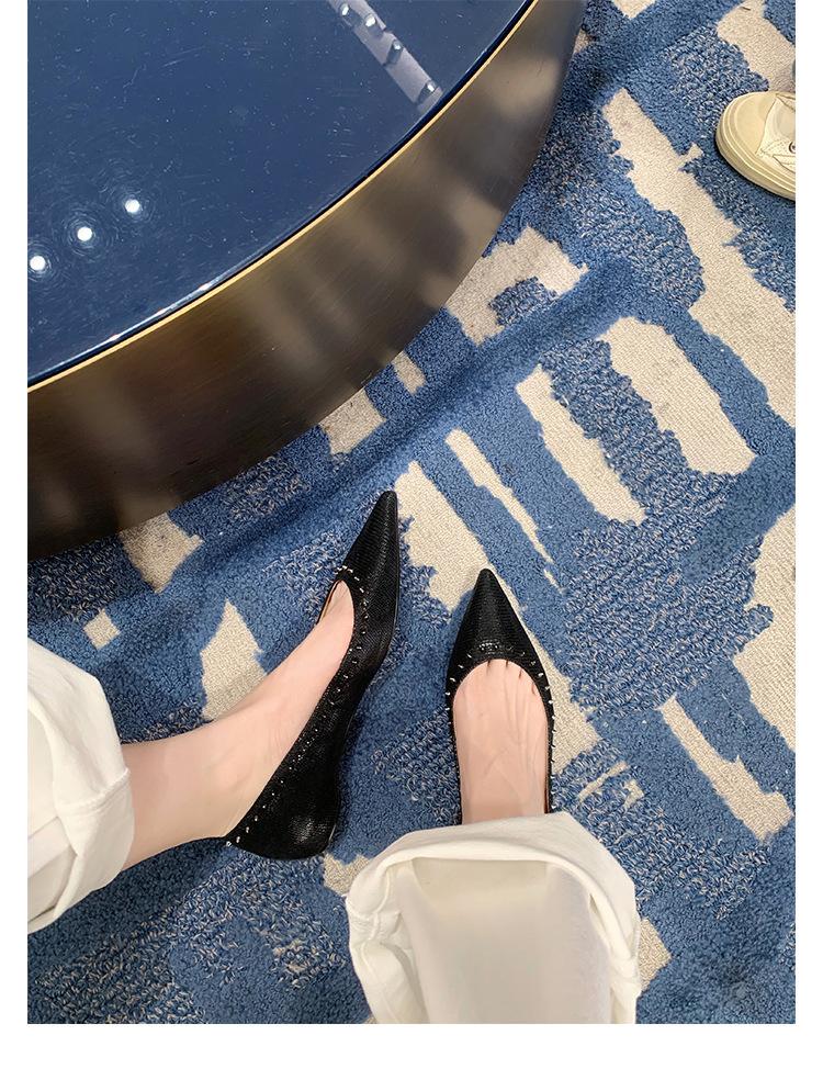 

Cowhide version~ French rivet leather shallow mouth single shoes women s spring and autumn pointed shoes gentle wind flat shoes evening ladyshoes 35 чорний