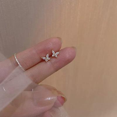 Stříbrné náušnice S925 s malým motýlem a diamantem, dámské miniaturní náušnice s rafinovaným motivem menšiny