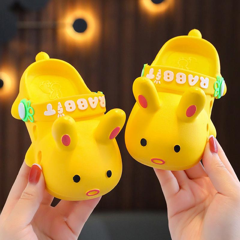 Children's Summer Cartoon Clogs for Boys and Girls, Indoor and Outdoor Wear, Closed-Toe Hole Shoes, Toddler Baby Non-Slip Soft Sole Sandals