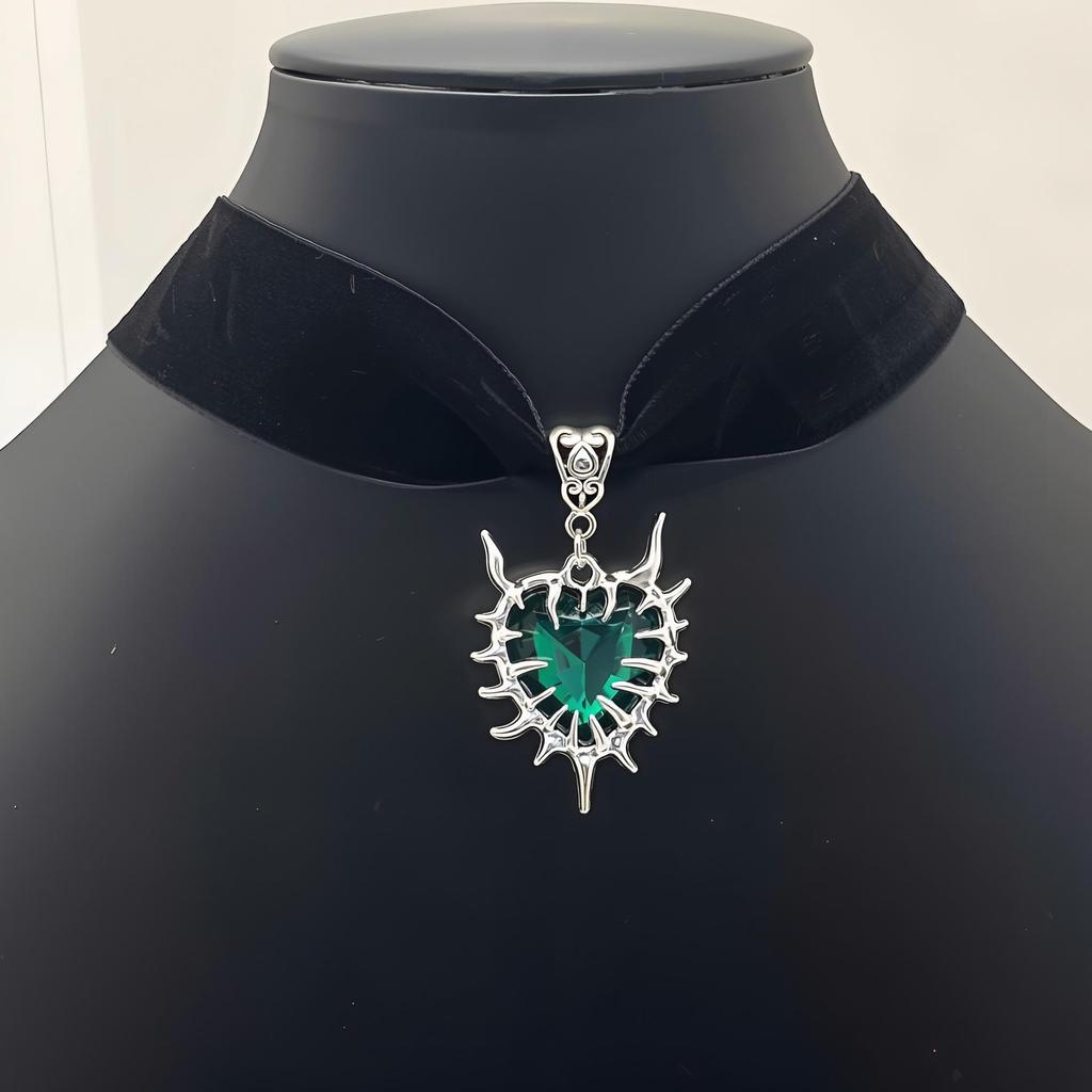 Gothic Winged Skull Heart Pendant Velvet Choker Necklace