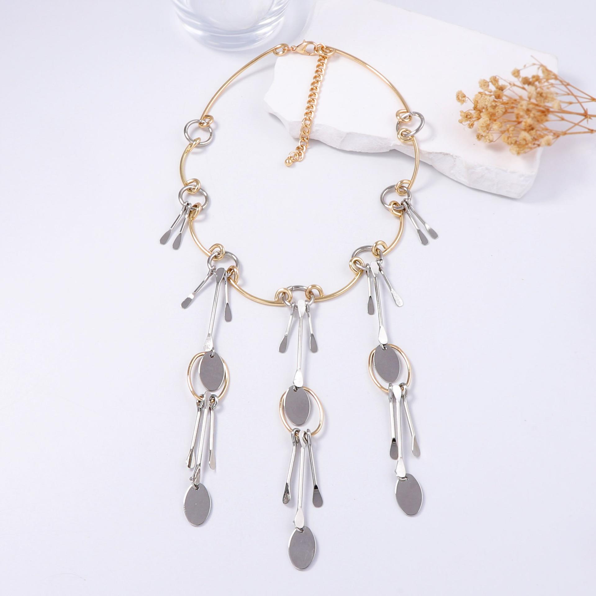 Geometric Link Necklace - A Modern Metal Pendant for Women