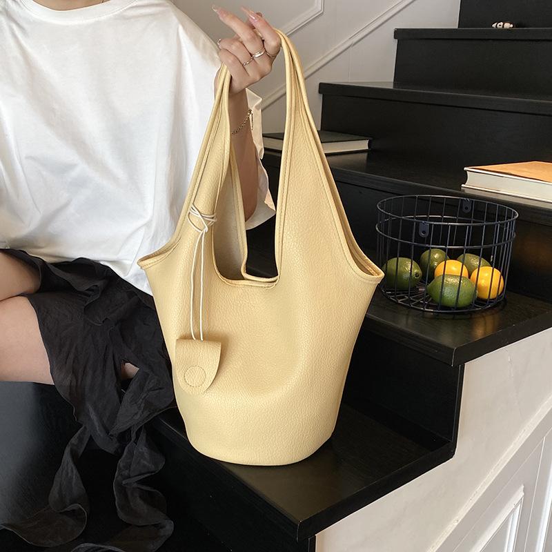 

Large-capacity bag women s summer 2025 new versatile casual shoulder underarm mother and child bag popular bucket bag this year жёлтый