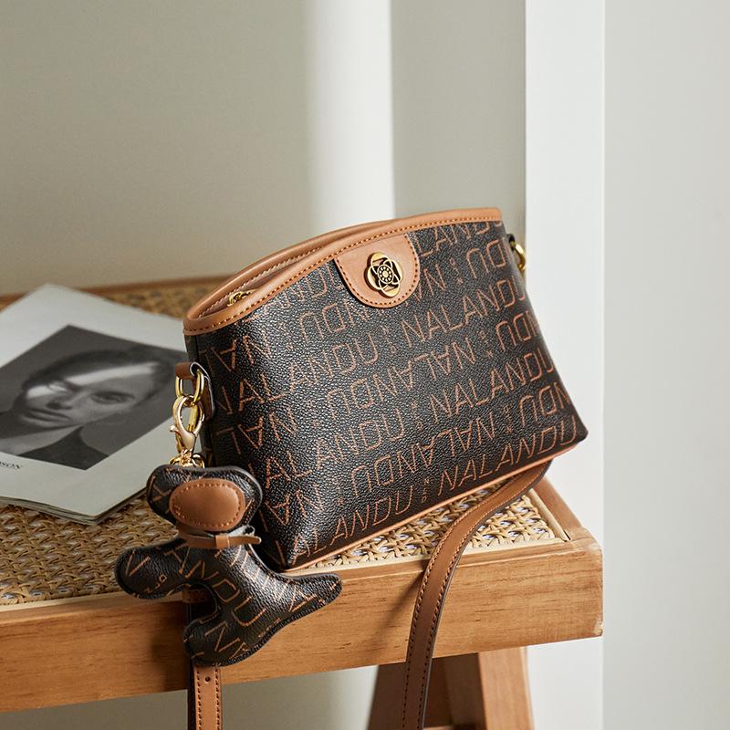 

Mrs. Qiao Gift Bag 2025 New Model for Middle-aged Women, Mom Bag, Crossbody Bag, Women s Monogram Bag, Single Shoulder Small Bag Long23CM、Wide6.5CM、 H коричневий