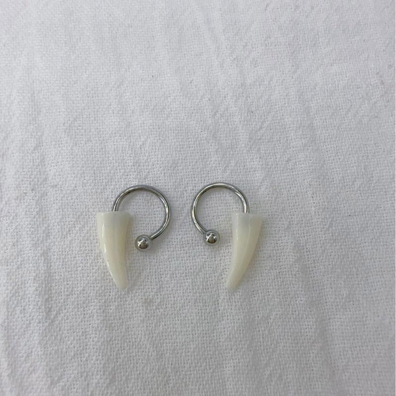 Fashionable Punk Fangs Lip Rings Resin Horseshoe Barbell Fashion Lip Clip Suitable for Statement at Parties and Event