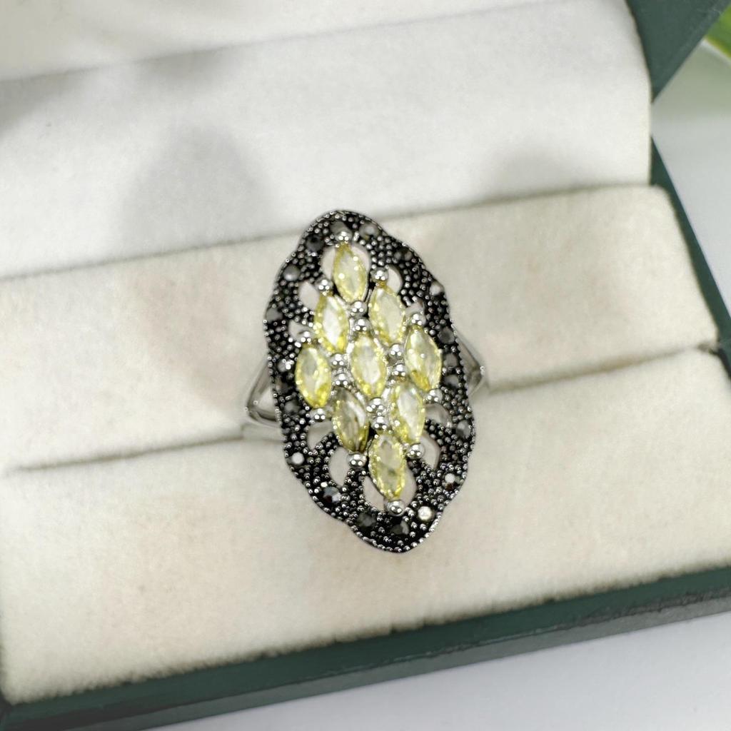 Elegante Anello Retro in Argento Thailandese con Granato Nero e Zirconi